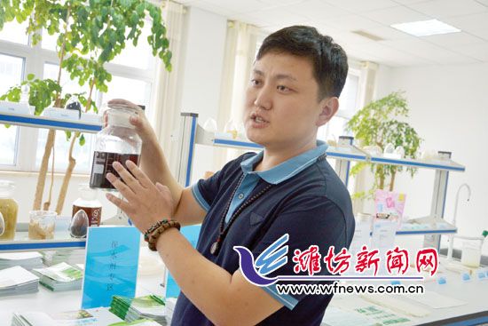 王曉凱正在介紹“旱地寶”的優(yōu)勢。